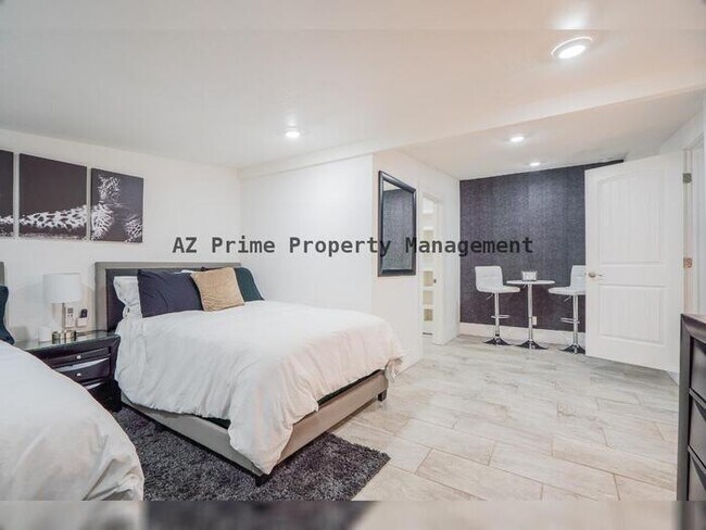 Building Photo - 1942 W Indianola Ave