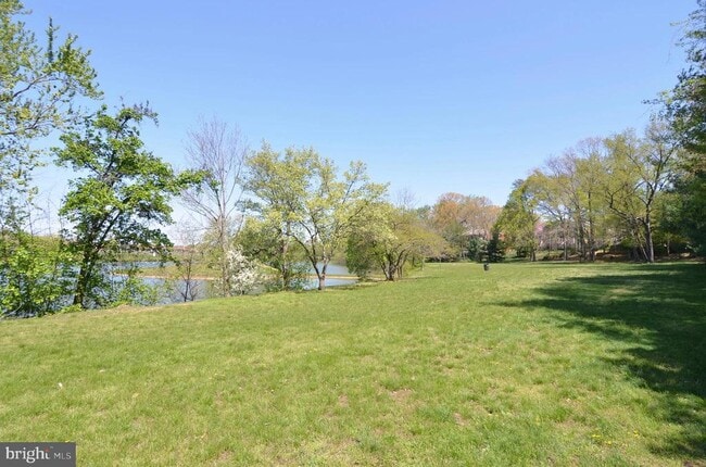 Building Photo - 1666 Albermarle Dr