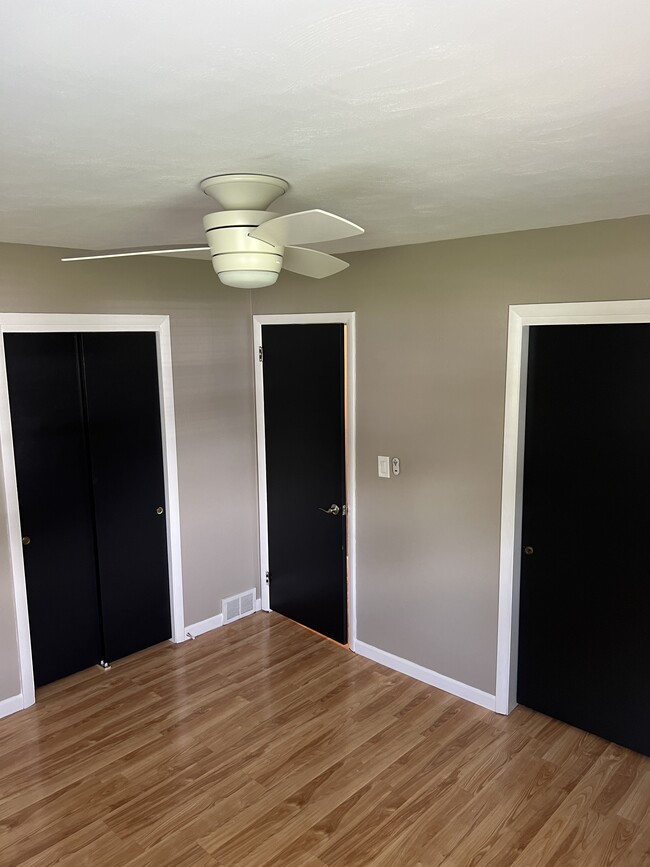 Building Photo - 1122 Sharon Ave