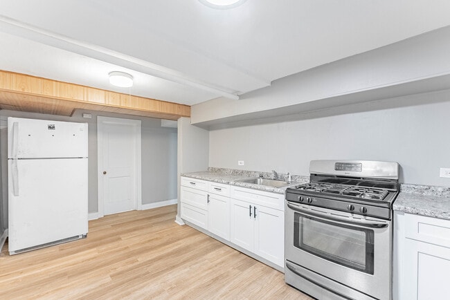 Building Photo - 2557 N Lockwood Ave