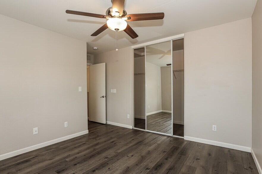 Building Photo - 12422 W Sharon Dr