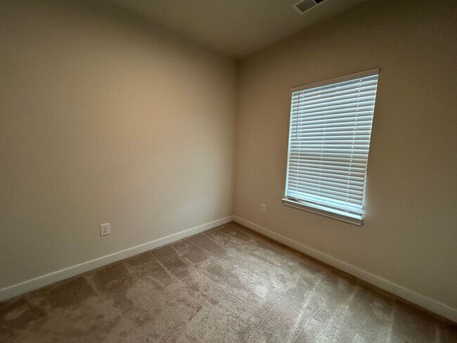 Building Photo - Welcome to our 3 Bedroom Townhome in Norfo...