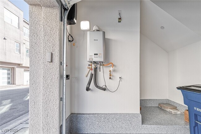 Building Photo - 643 Grey Saker St