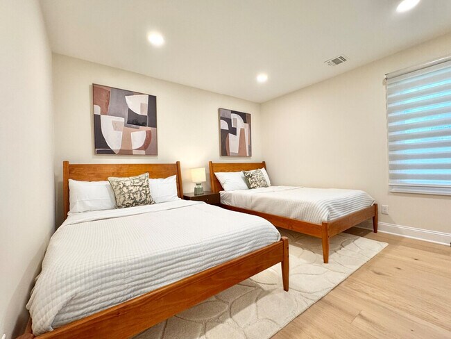 Building Photo - 240 Norgrove Ave