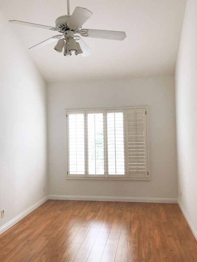Building Photo - 3 Bedroom 2.5 bath Townhome