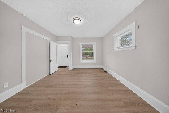 Building Photo - 10524 Lee Ave