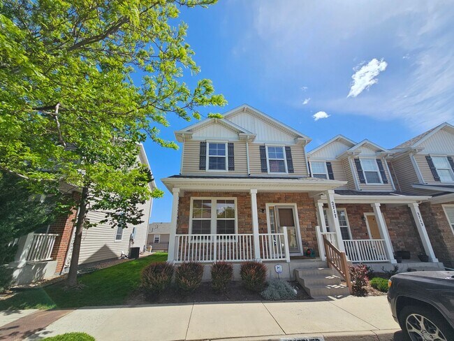 Building Photo - 3 Bed 3 Bath Townhome Minutes from Ft. Carson!!