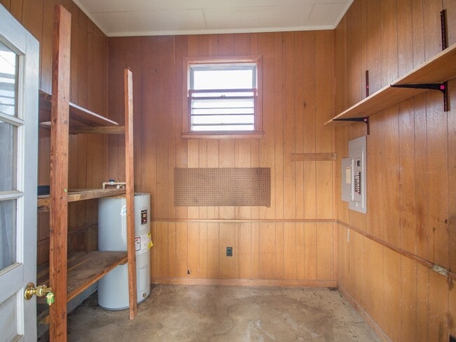 Building Photo - Great location near downtown Athens! Lawn Care included, new LVP flooring! Fenced yard!