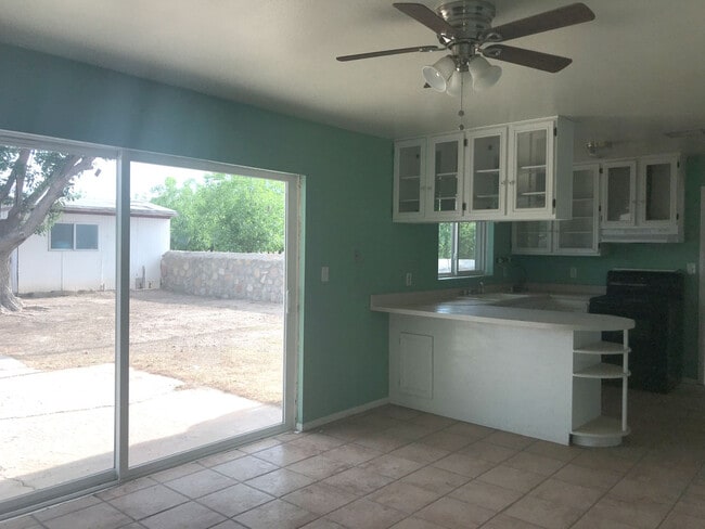 Building Photo - Country Living