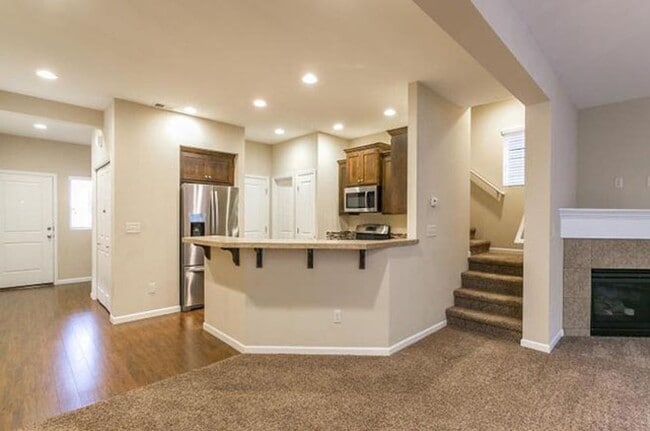 Building Photo - 4 bedroom 2.5 bathroom home
