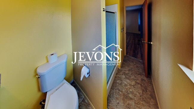 Building Photo - $900 Rent Credit | 3-bedroom single-family home near Randall Park with access to schools, shoppin...