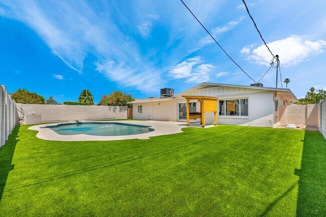 Building Photo - 6 Bedroom/4 Bath - Fully Remodeled