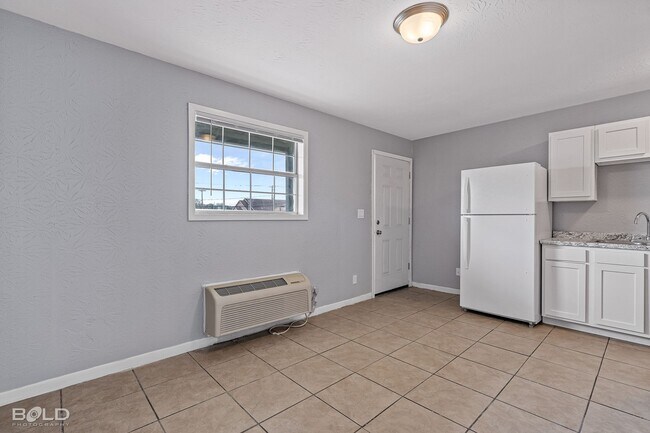 Building Photo - 1820 E Texas St