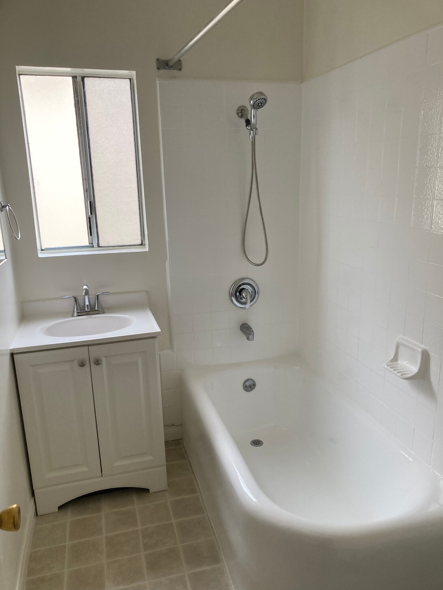 Bathroom - 934 W 9th St