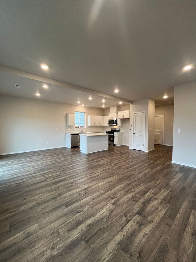 Building Photo - 4-bedroom 2.5-Bathroom. Never been lived in!!