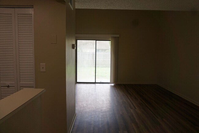 Building Photo - 2 bedroom 2 Bathroom close to NAS Jax