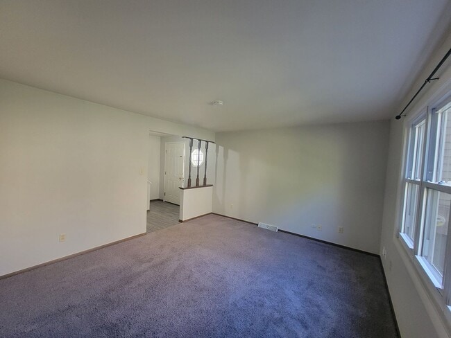 Building Photo - COMING SOON! 2 Bed, 1.5 Bath Duplex!