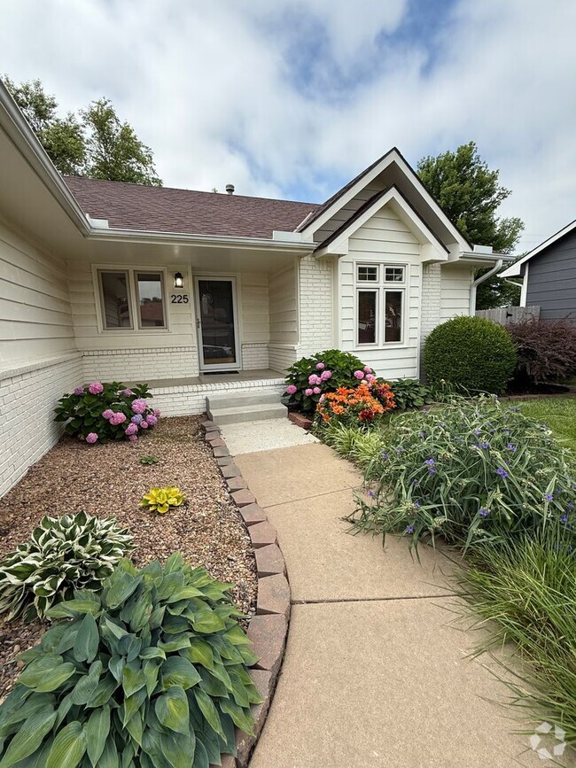 Building Photo - Spacious 3 Bedroom, 2 Bath - Your Derby Ho...