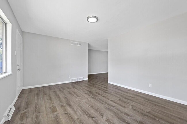 Building Photo - 906 Chula Dr