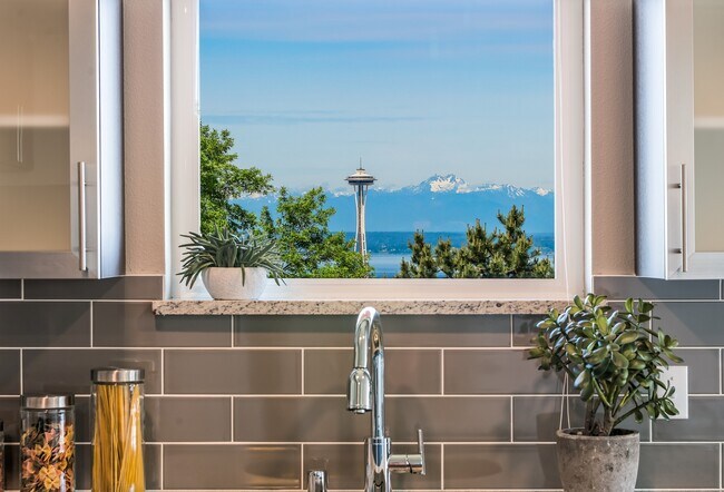 Building Photo - 1321 E John St