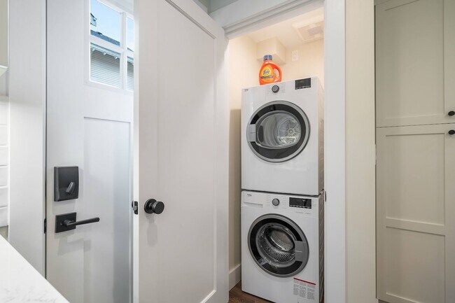 Building Photo - 2bd/1ba Seattle Home