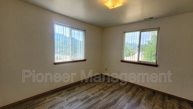 Building Photo - 324 Maylea Pl