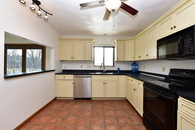 Kitchen - 3571 Smith Dr