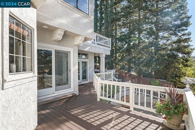 Building Photo - 3040 Stonegate Dr