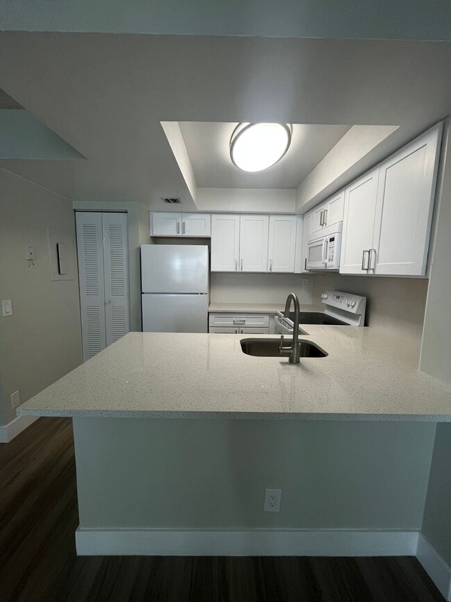 Building Photo - ONE BEDROOM ONE BATHROOM !! Waterfront Community