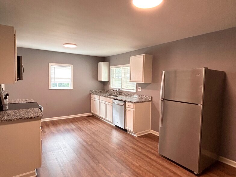 Kitchen area, nice hardwood floors - 17 Liberty St