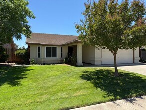Building Photo - Single Story home in Riverbank's Crossroads Subdivision!