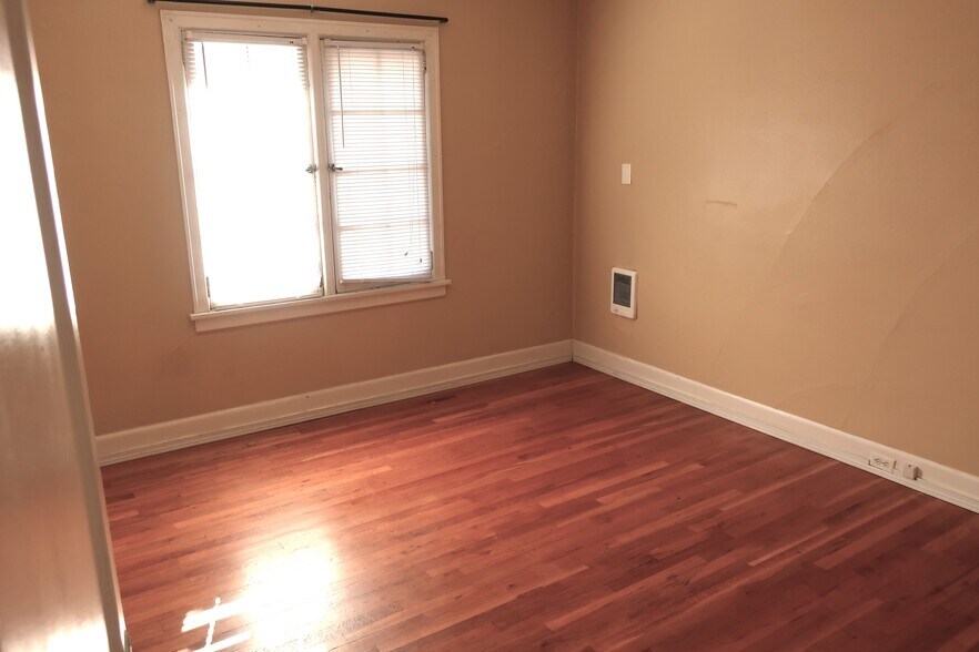 Building Photo - 527 Yakima St