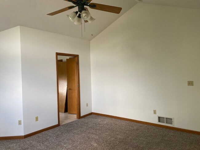 Building Photo - Desirable Westlake 4 Bedroom with Finished Basement, RV Parking & Mountain Views