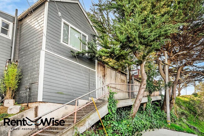 Building Photo - 130-136-136 Mullen Ave