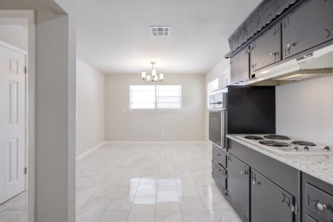 Building Photo - 1520 Brookdale Dr