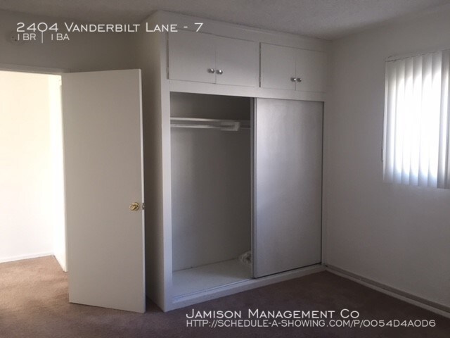 Building Photo - 2404 Vanderbilt Ln