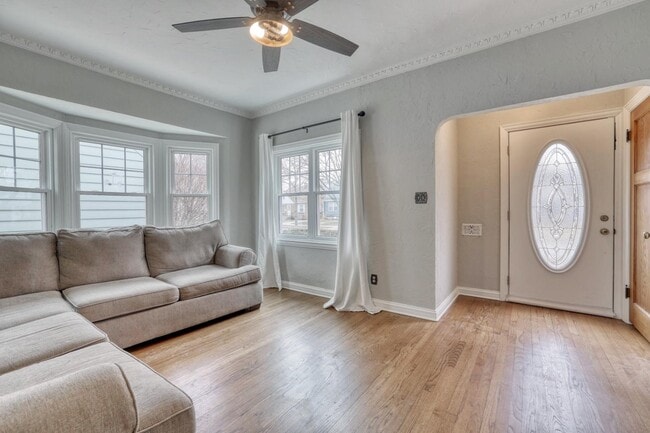 Building Photo - 122 S 77th St