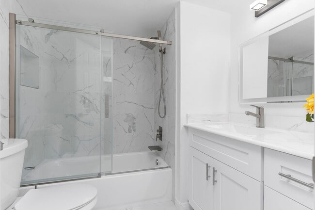 Building Photo - 4444 Victory Dr