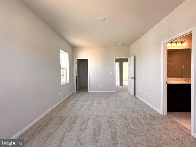 Building Photo - 526 Parkland Dr
