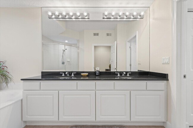 Building Photo - 215 S Ocean Grande Dr