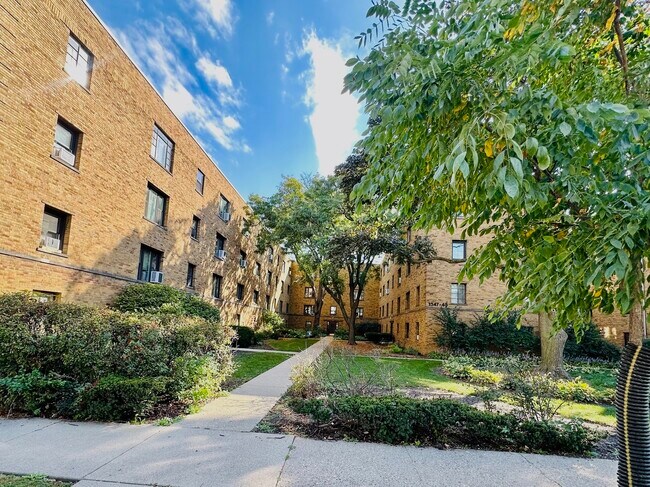 Building Photo - 1555 Monroe Ave