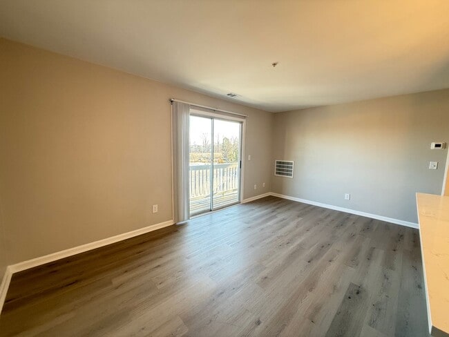 Building Photo - Move-In Ready University Area Condo with Modern Upgrades