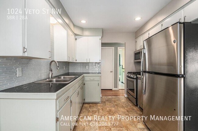 Building Photo - 1024 Veto St NW