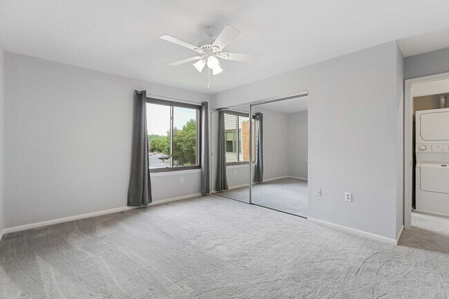 Building Photo - Charming Top Floor Condo with Pool View!!