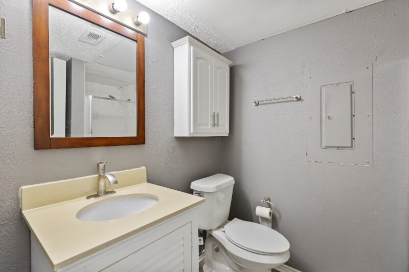 Building Photo - 2300 Balsam Dr