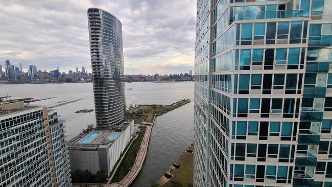Building Photo - 1 Shore Ln
