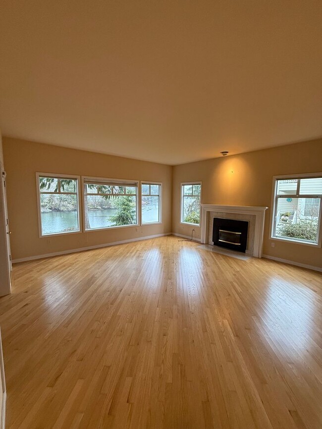 Building Photo - Spacious Two Bedroom Condo With Breathtaki...