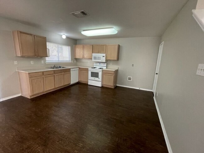 Building Photo - Spacious 3 Bedroom 2 Bath