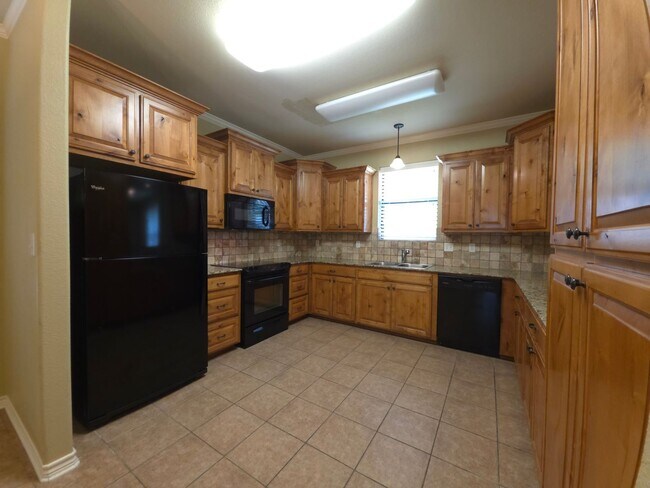 Building Photo - BEAUTIFUL and SPACIOUS 3-bedroom, 2-bathro...