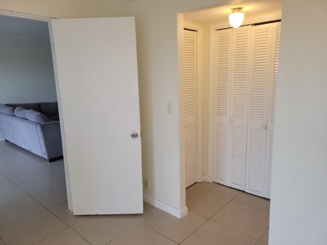 Building Photo - 3050 N Palm Aire Dr